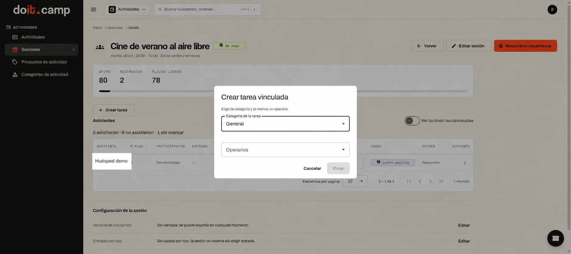 Detalle de una sesión de cine de verano en el panel de doit.camp, con aforo, reservas, plazas libres y la ventana para crear una tarea vinculada