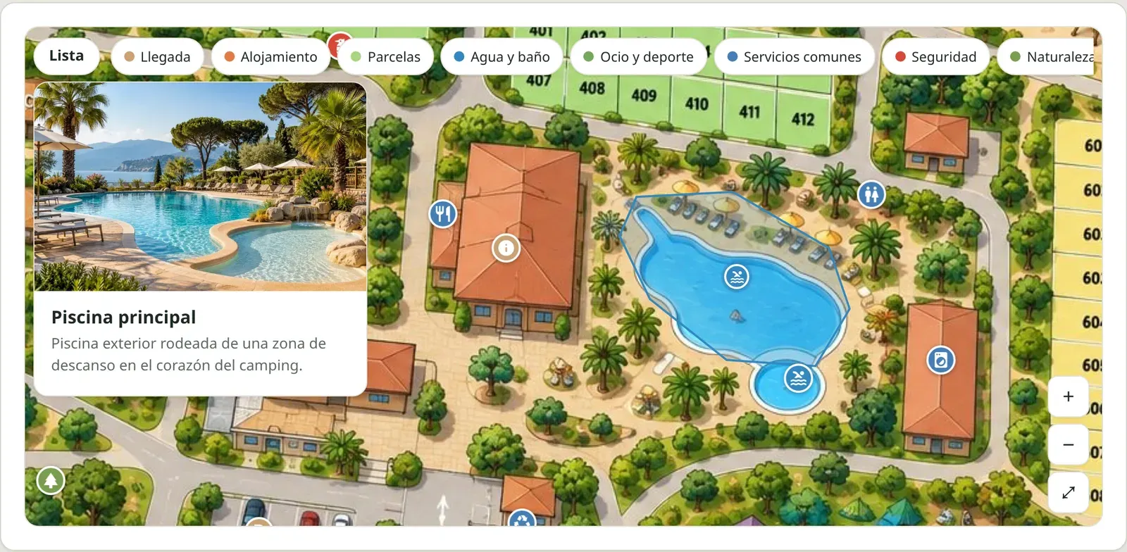 Mapa interactivo en la web de un camping de demostración: plano ilustrado con iconos, filtros por categoría y la ficha de la piscina principal con foto y descripción.